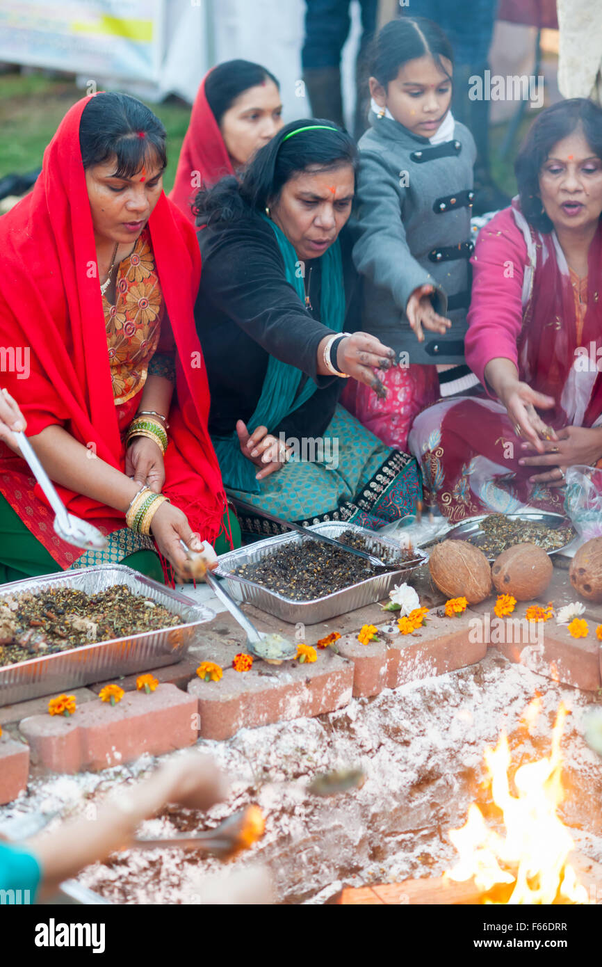 Guyana-amerikanischen Teilnehmer beten und Angebote in der Hawan-Zeremonie im Rahmen des Diwali Feiern im Stadtteil Richmond Hill von Queens in New York auf Samstag, 7. November 2015 präsentieren.  Der Nähe von Richmond Hill ist polyglott ethnischen Kulturen und beheimatet eine der größten Populationen in Guyana Hindu Diaspora. (© Richard B. Levine) Stockfoto