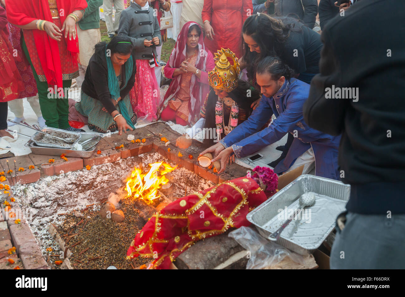 Guyana-amerikanischen Teilnehmer beten und Angebote in der Hawan-Zeremonie im Rahmen des Diwali Feiern im Stadtteil Richmond Hill von Queens in New York auf Samstag, 7. November 2015 präsentieren.  Der Nähe von Richmond Hill ist polyglott ethnischen Kulturen und beheimatet eine der größten Populationen in Guyana Hindu Diaspora. (© Richard B. Levine) Stockfoto