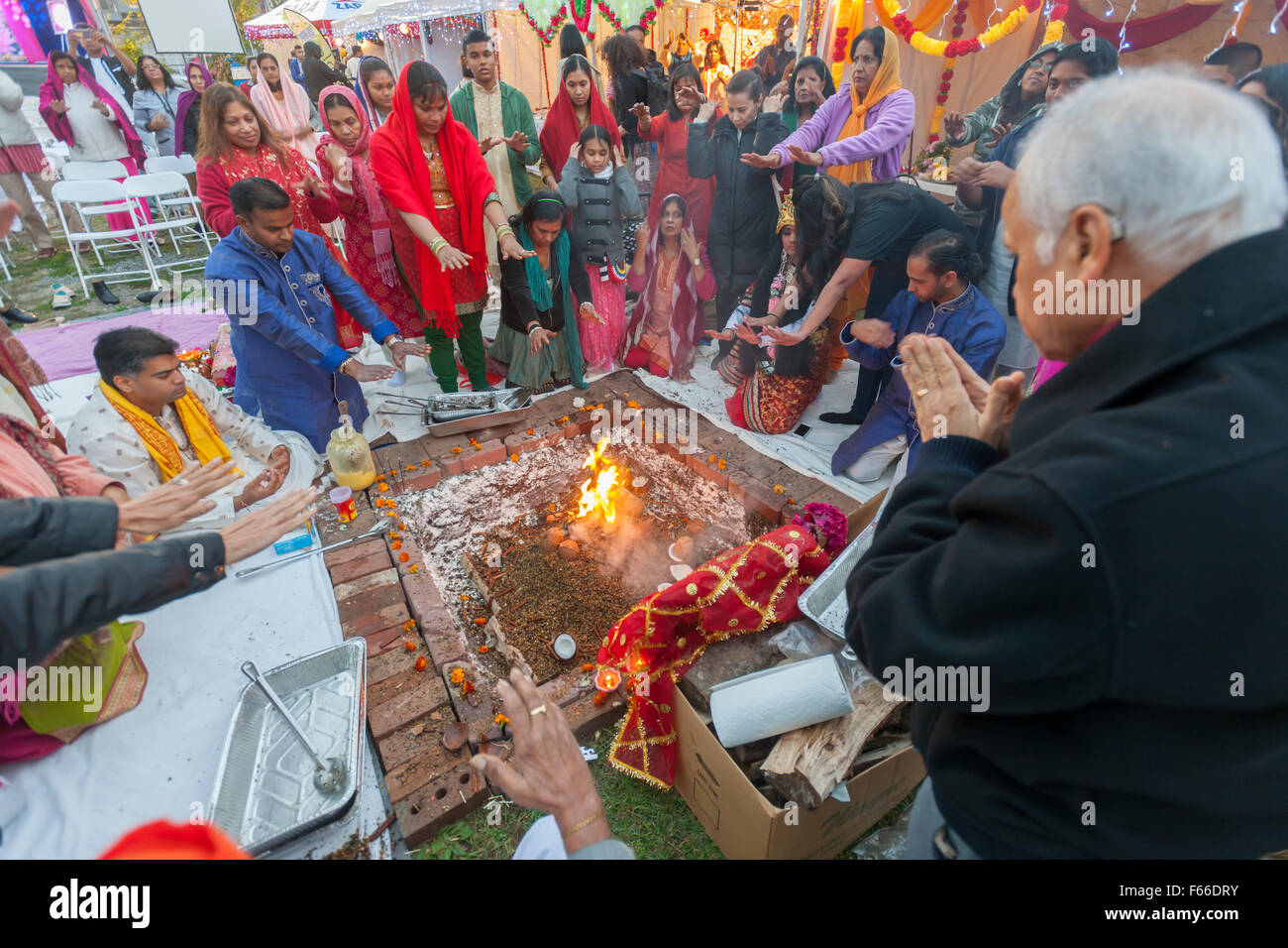 Guyana-amerikanischen Teilnehmer beten und Angebote in der Hawan-Zeremonie im Rahmen des Diwali Feiern im Stadtteil Richmond Hill von Queens in New York auf Samstag, 7. November 2015 präsentieren.  Der Nähe von Richmond Hill ist polyglott ethnischen Kulturen und beheimatet eine der größten Populationen in Guyana Hindu Diaspora. (© Richard B. Levine) Stockfoto