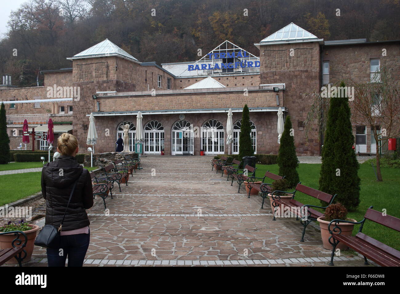 Miskolc, Ungarn 12. November 2015 Menschen genießen Aufenthalt in Miskolc Tapolca Barlangfurdo Höhlenbad (BarlangfŸrd?). Das Höhlenbad ist ein Thermalbad in einer natürlichen Höhle in Miskolctapolca, ist Teil der Stadt Miskolc, Ungarn. Das Thermalwasser (Temperatur von 30 ¡C bis 36 ¡C) hat den Ruf, Gelenkschmerzen reduzieren. Das Höhlenbad können außer Januar das ganze Jahr über besichtigt werden. Bildnachweis: Michal Fludra/Alamy Live-Nachrichten Stockfoto