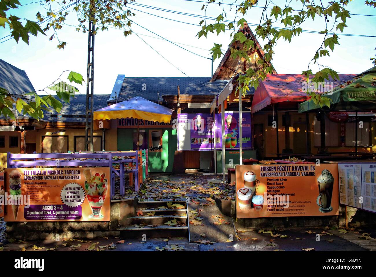 Miskolc, Ungarn 12. November 2015 nach nebligen Morgen, Sonne rised und Temperatur fast 20 Grad Celsius erreicht Grad in den Nortnern ungarischen Stadt Miskolc. Im Bild: Leeren Sie Restaurants in Miskolc Tapolca nach Touristensaison Credit: Michal Fludra/Alamy Live News Stockfoto