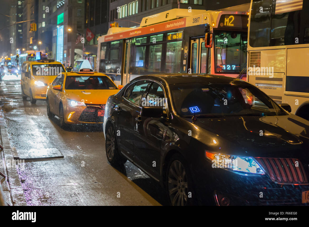 Ein Uber-Lackierung reist durch Midtown Manhattan in New York am Dienstag, 10. November 2015, 2015.  (© Richard B. Levine) Stockfoto