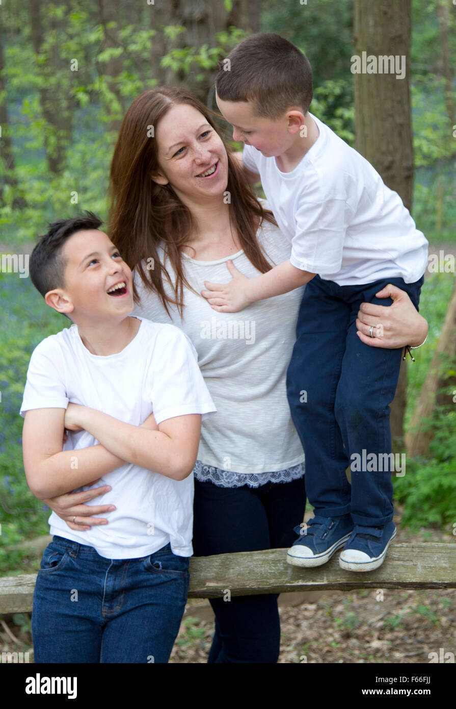 Mutter & Söhne draußen im Wald Stockfoto