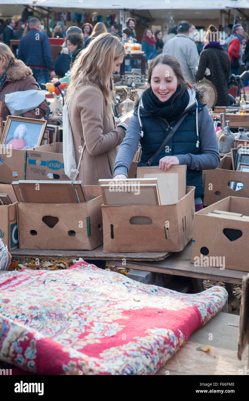 Frauen Surfen auf dem Flohmarkt am Mauerpark (sonntags-Flohmarkt am Mauerpark) Berlin Stockfoto