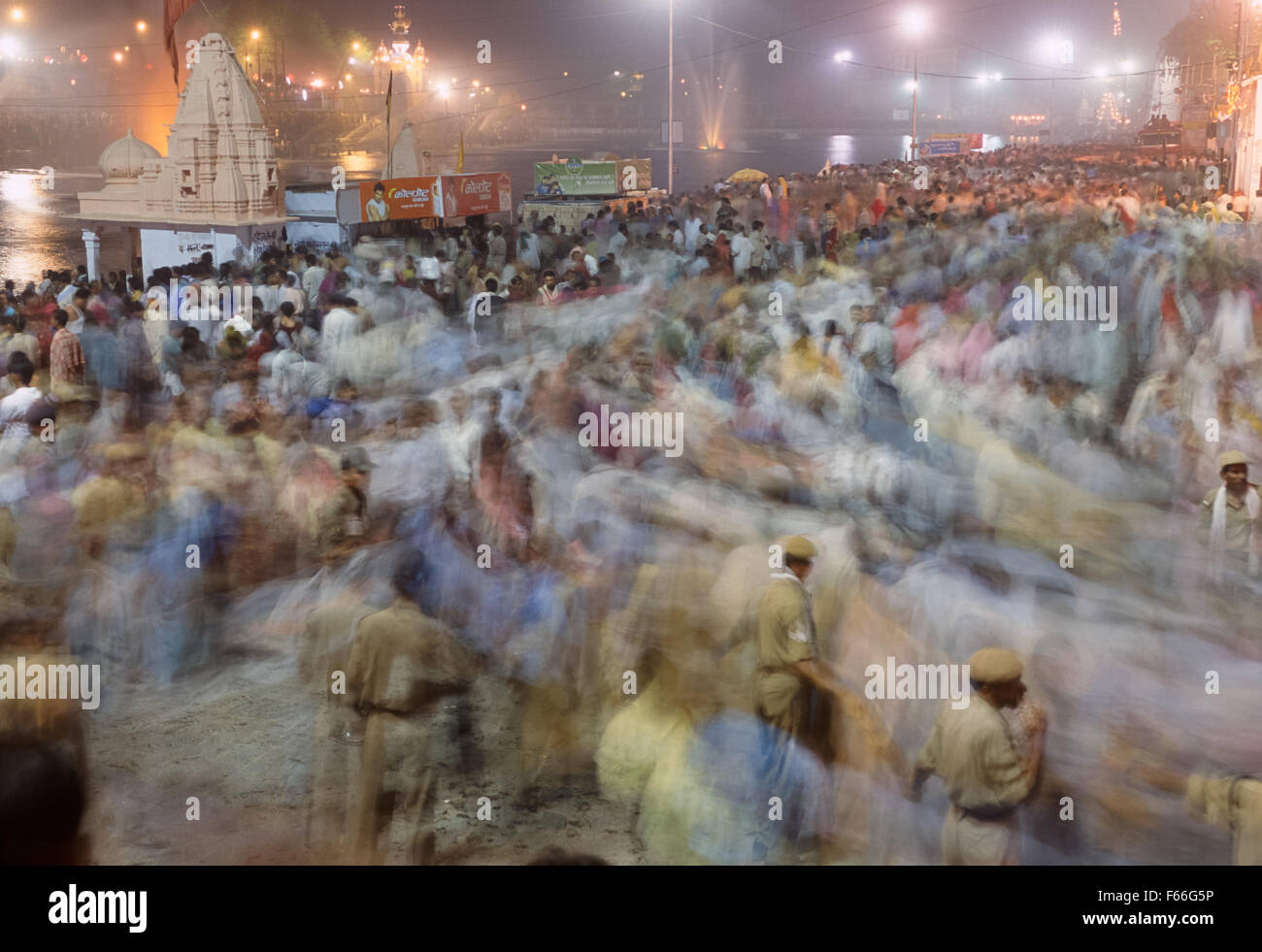 Pilger drängen die Ghats von Shipra Fluß, Simhastha Kumbh Mela 2004, Ujjain, Madhya Pradesh, Indien Stockfoto