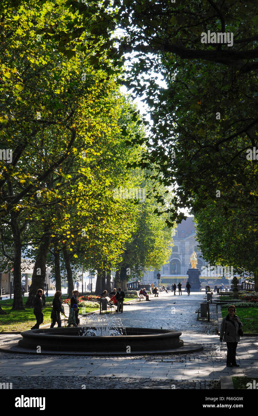 DDR-entworfen Haupststrasse, einen gepflegten Avenue in Dresden-Neustadt, Deutschland Stockfoto