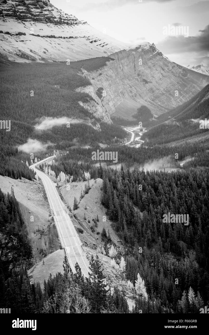 Schöne Landschaft der Autobahn in den kanadischen Bergen Stockfoto