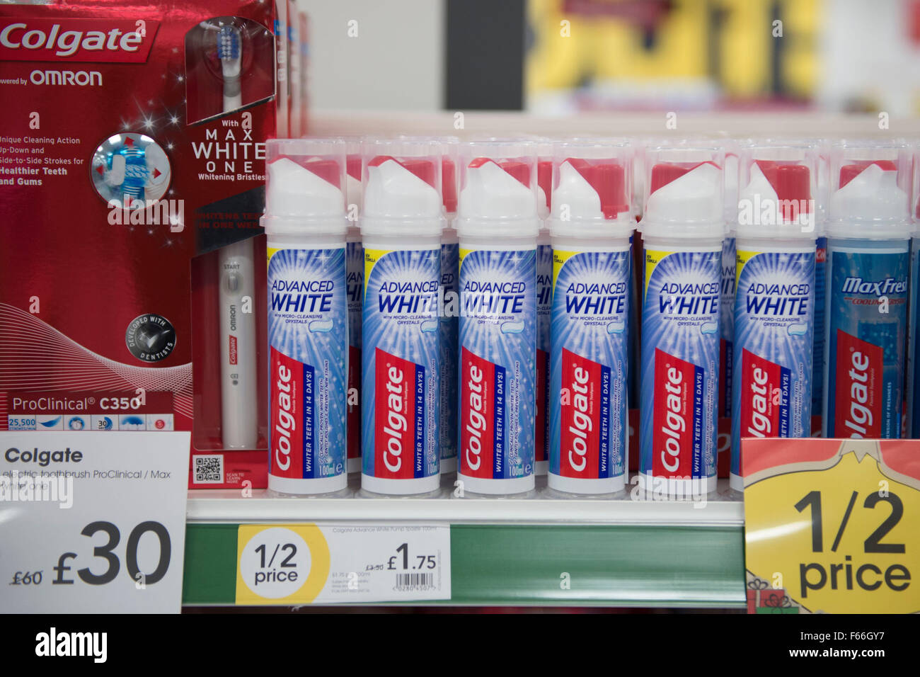 Colgate Zahnpasta für den Verkauf auf einem Regal im Supermarkt. Stockfoto