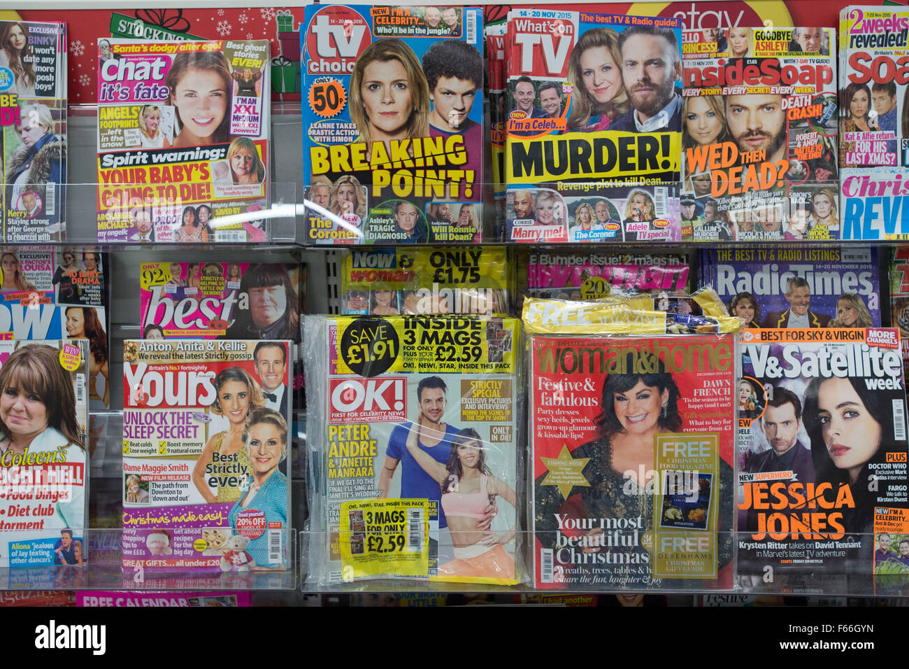 Berühmtheit und Womens Zeitschriften zum Verkauf auf einem Rack in einem Kiosk-Geschäft. Stockfoto