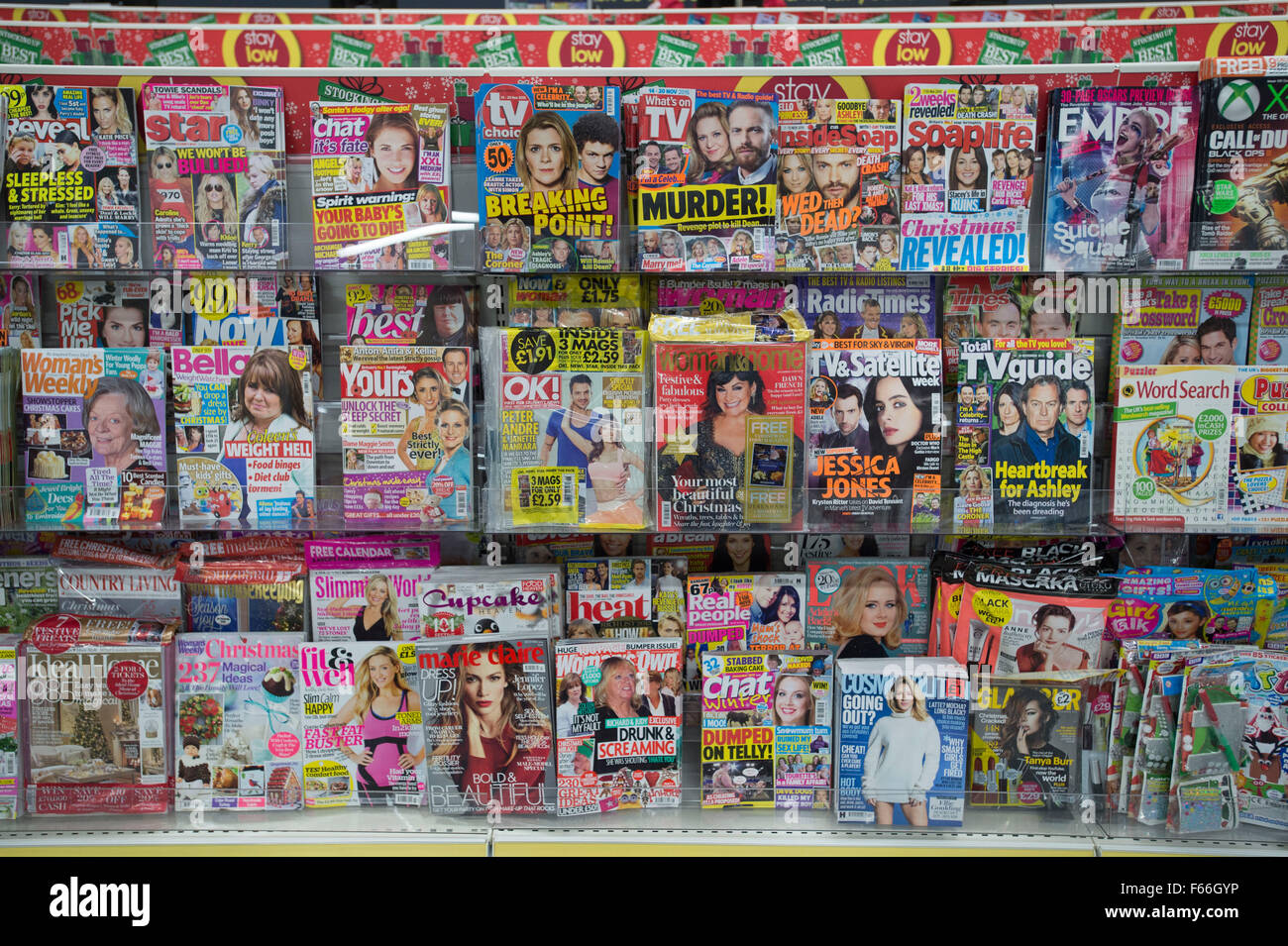 Berühmtheit und Womens Zeitschriften zum Verkauf auf einem Rack in einem Kiosk-Geschäft. Stockfoto