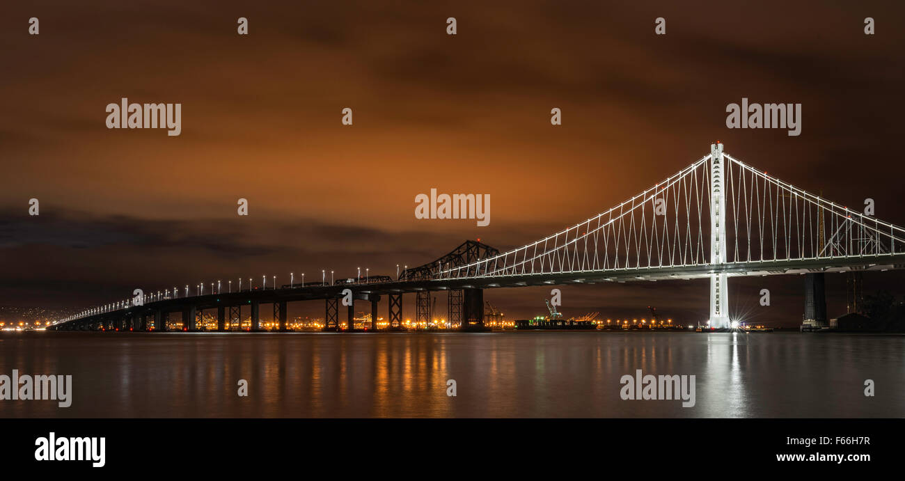 Neue Bay Bridge bei Nacht warme Farbtöne Stockfoto
