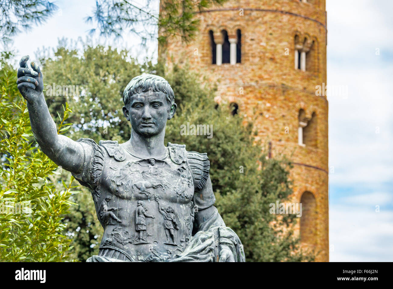 Caesar Augustus-Statue mit Blick auf IX Jahrhundert Bell Tower von Ravenna frühchristlichen Basilika erbaut in der ersten Hälfte des sechsten Jahrhunderts Stockfoto