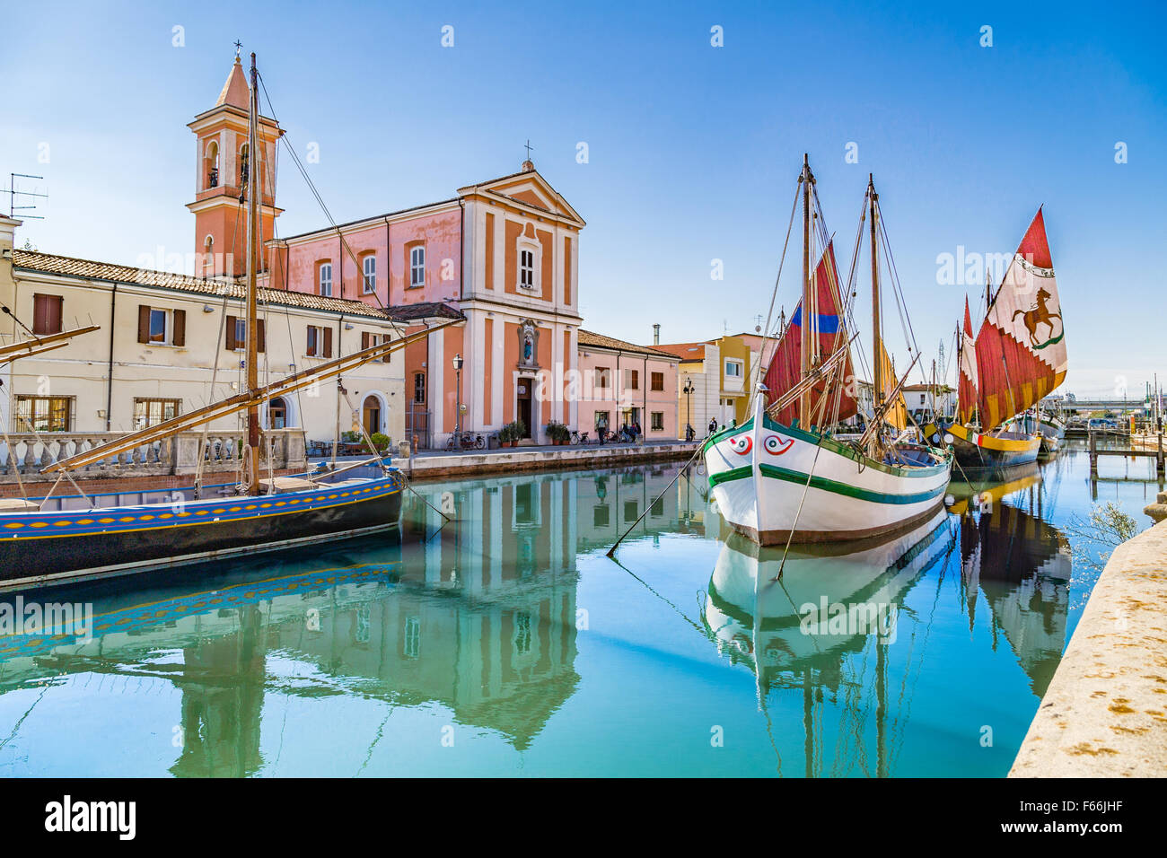 Kirche und alte Saiboats auf urzeitlichem Gat in Cesenatico in Italien Stockfoto