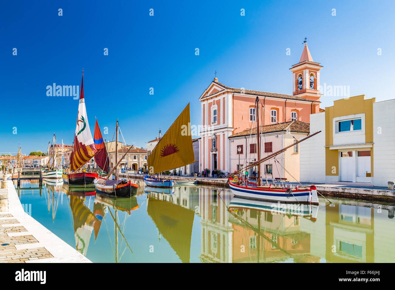 Kirche und alte Saiboats auf urzeitlichem Gat in Cesenatico in Italien Stockfoto