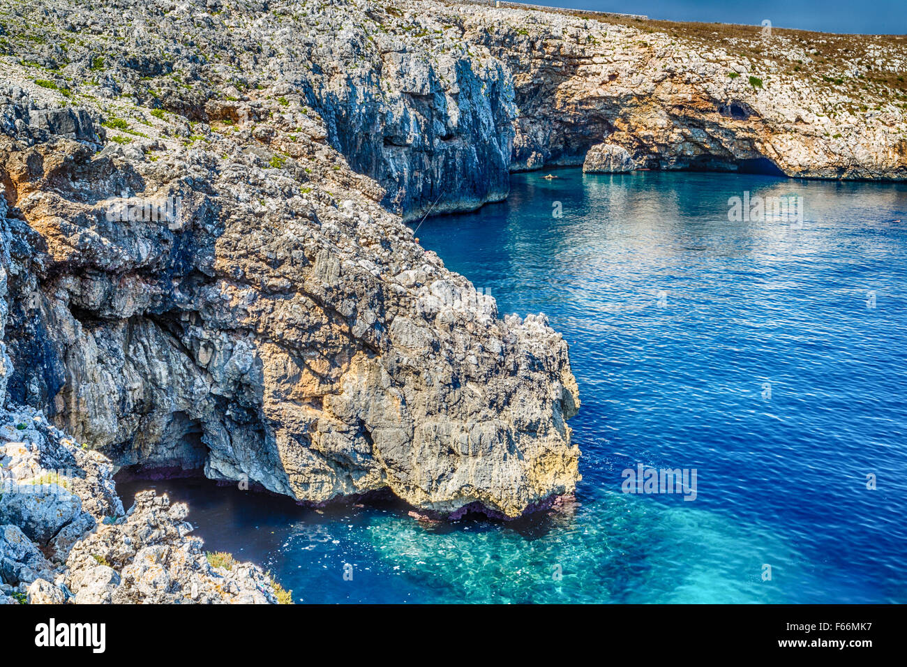 Bucht auf den steinigen Strand in der Nähe von Otranto in Apulien, Italien Stockfoto