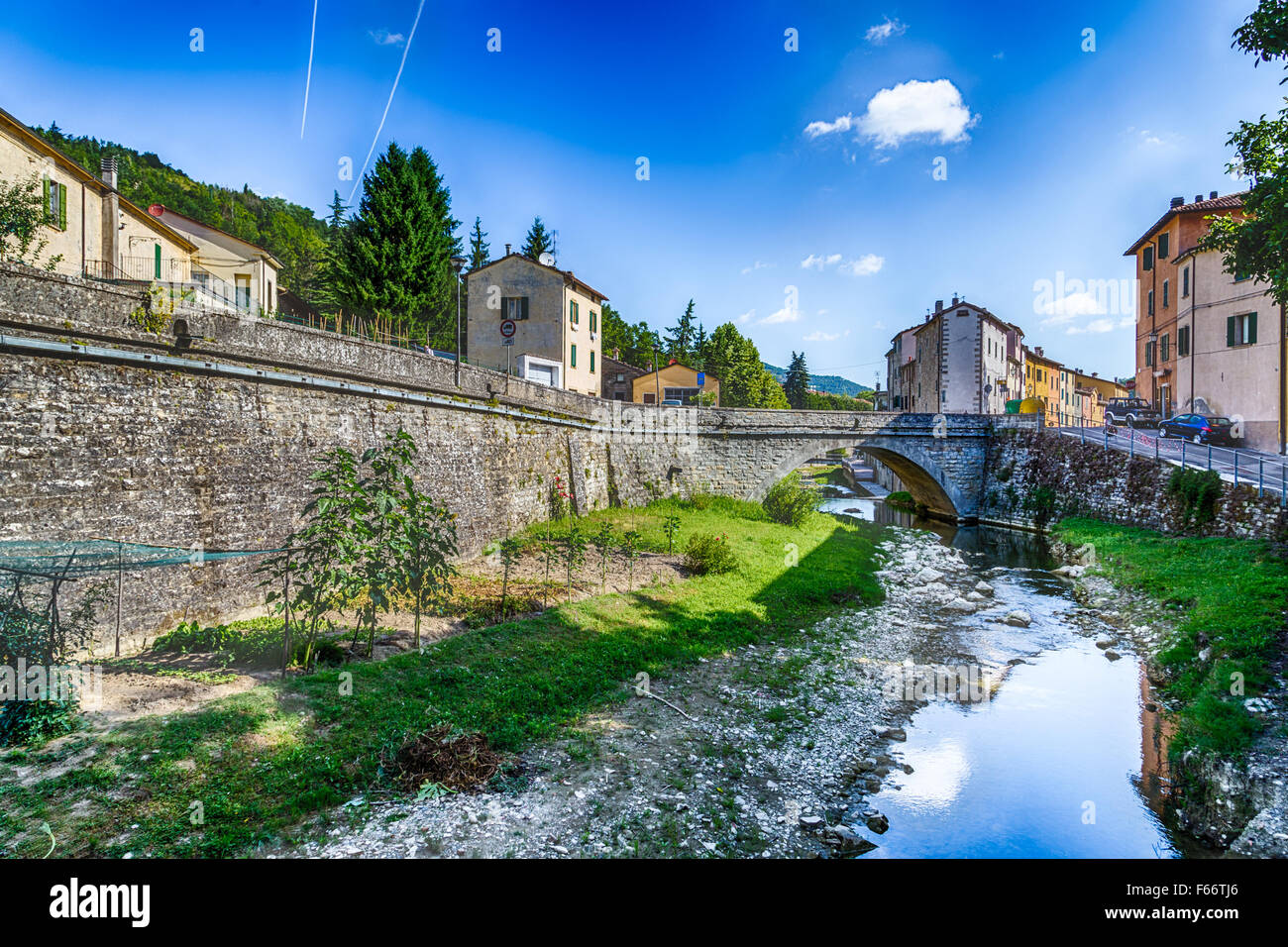 das frische Wasser eines kleinen Baches Baden eine typischen kleinen Hügel-Dorf in der Landschaft der Romagna in Norditalien zurückbringen zu einem natürlichen und ruhigen Lebensstil Stockfoto