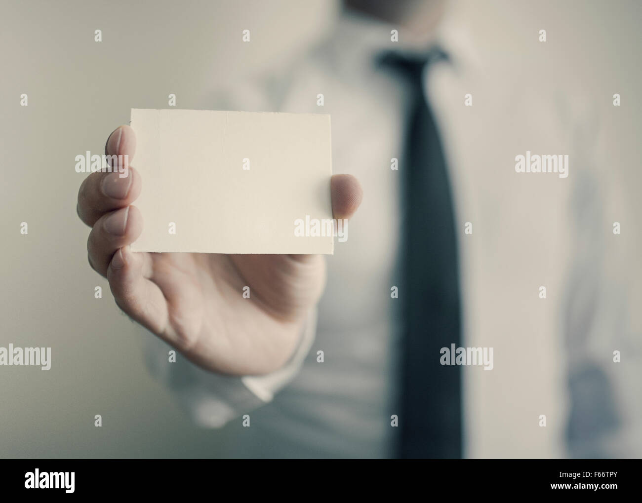 Hand des Mannes zeigt Visitenkarte Stockfoto