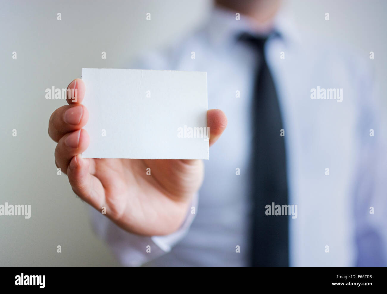 Mannes Hand zeigt leere Karte Stockfoto