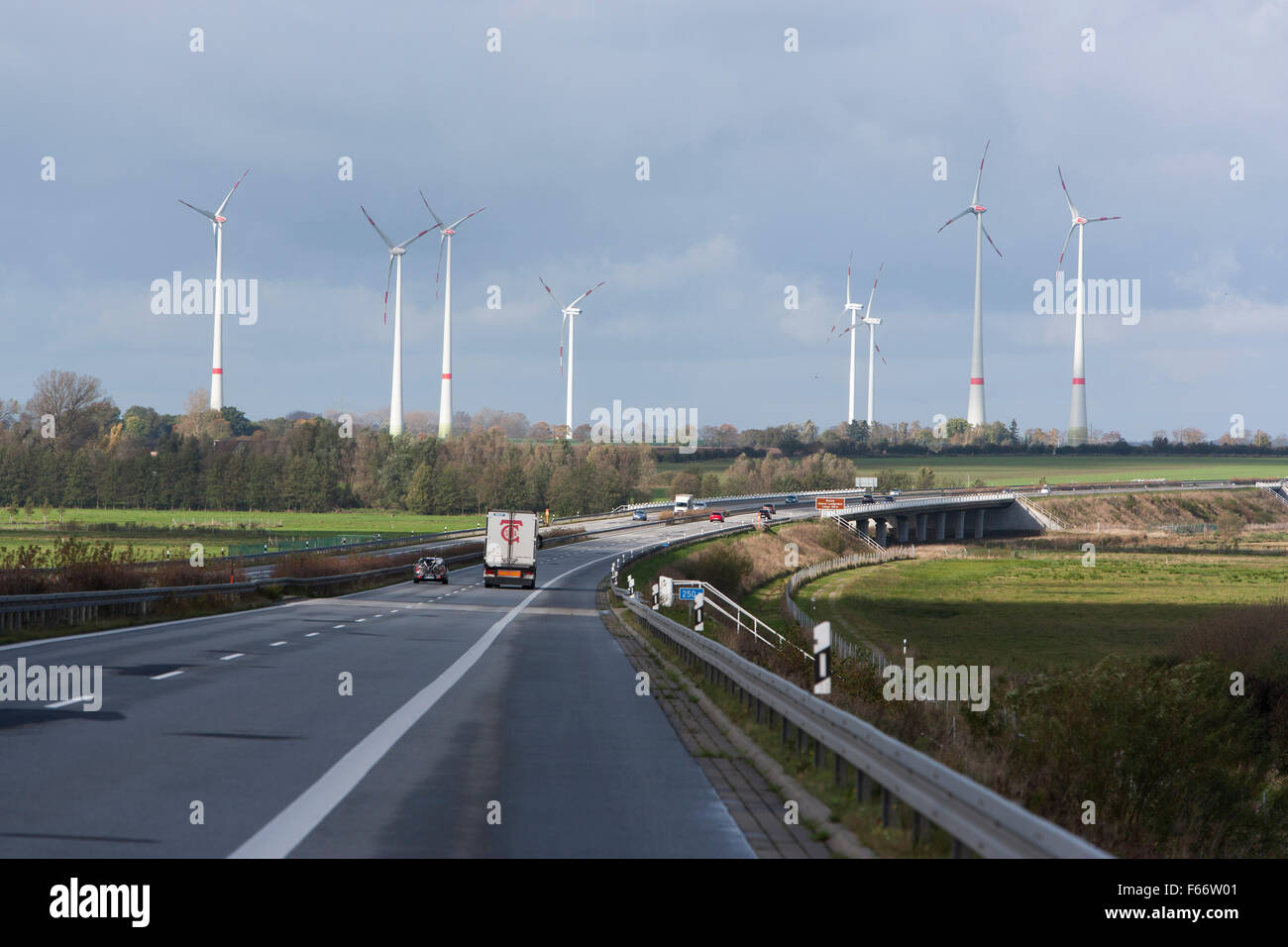Windkraftanlagen an a20 Autobahn, Mecklenburg-Vorpommern, Deutschland Stockfoto