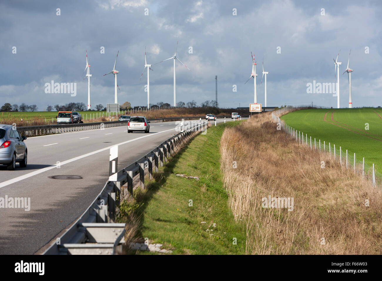 Windkraftanlagen an a20 Autobahn, Mecklenburg-Vorpommern, Deutschland Stockfoto
