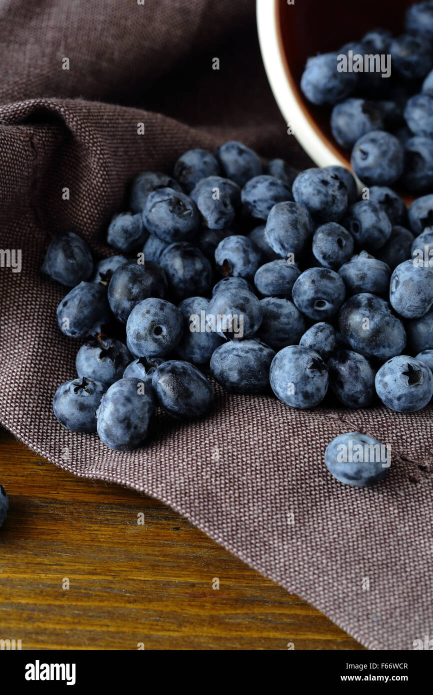 HIPE Reife Blaubeeren auf Tisch, frische Lebensmittel Stockfoto