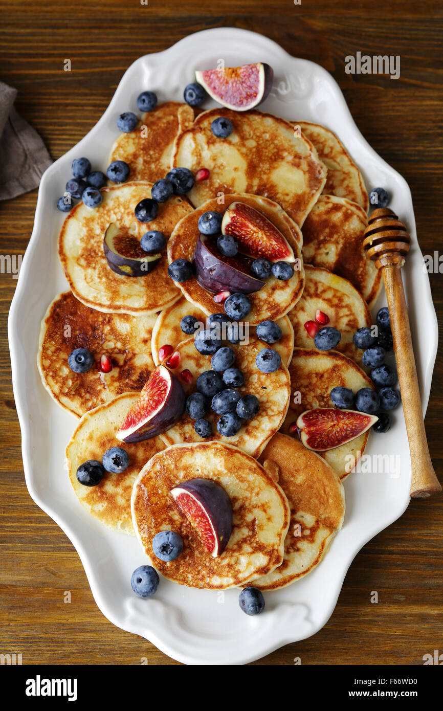 Pfannkuchen mit Beeren und Honig, Ansicht von oben Stockfoto