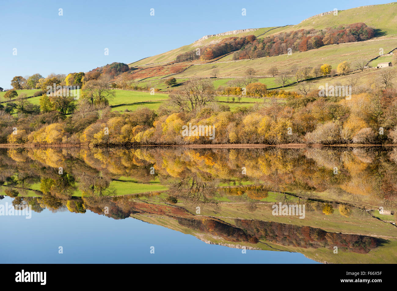 Herbstliche Spiegelungen im Semerwater, Wensleydale, North Yorkshire, UK. Stockfoto