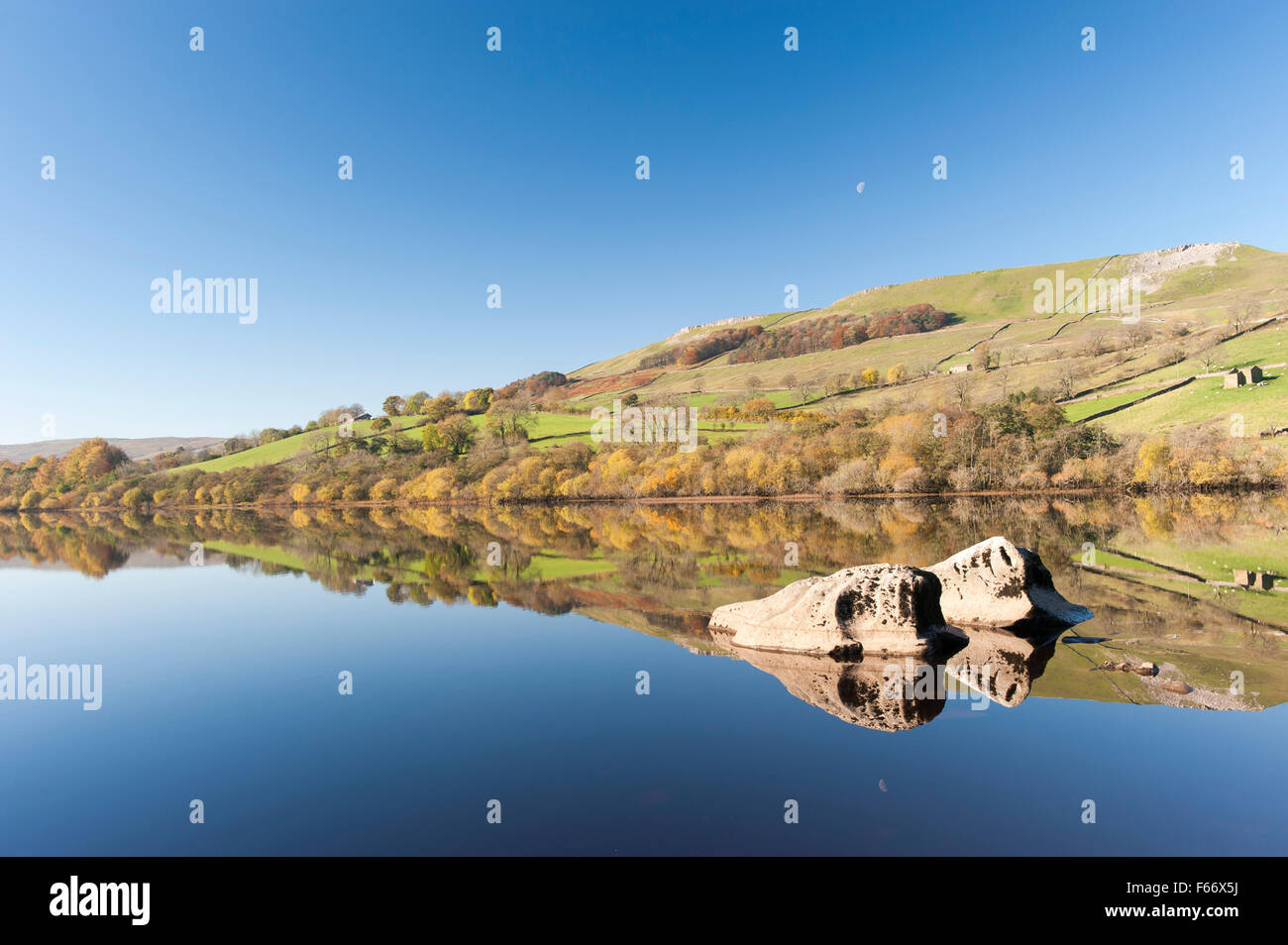 Herbstliche Spiegelungen im Semerwater, Wensleydale, North Yorkshire, UK. Stockfoto