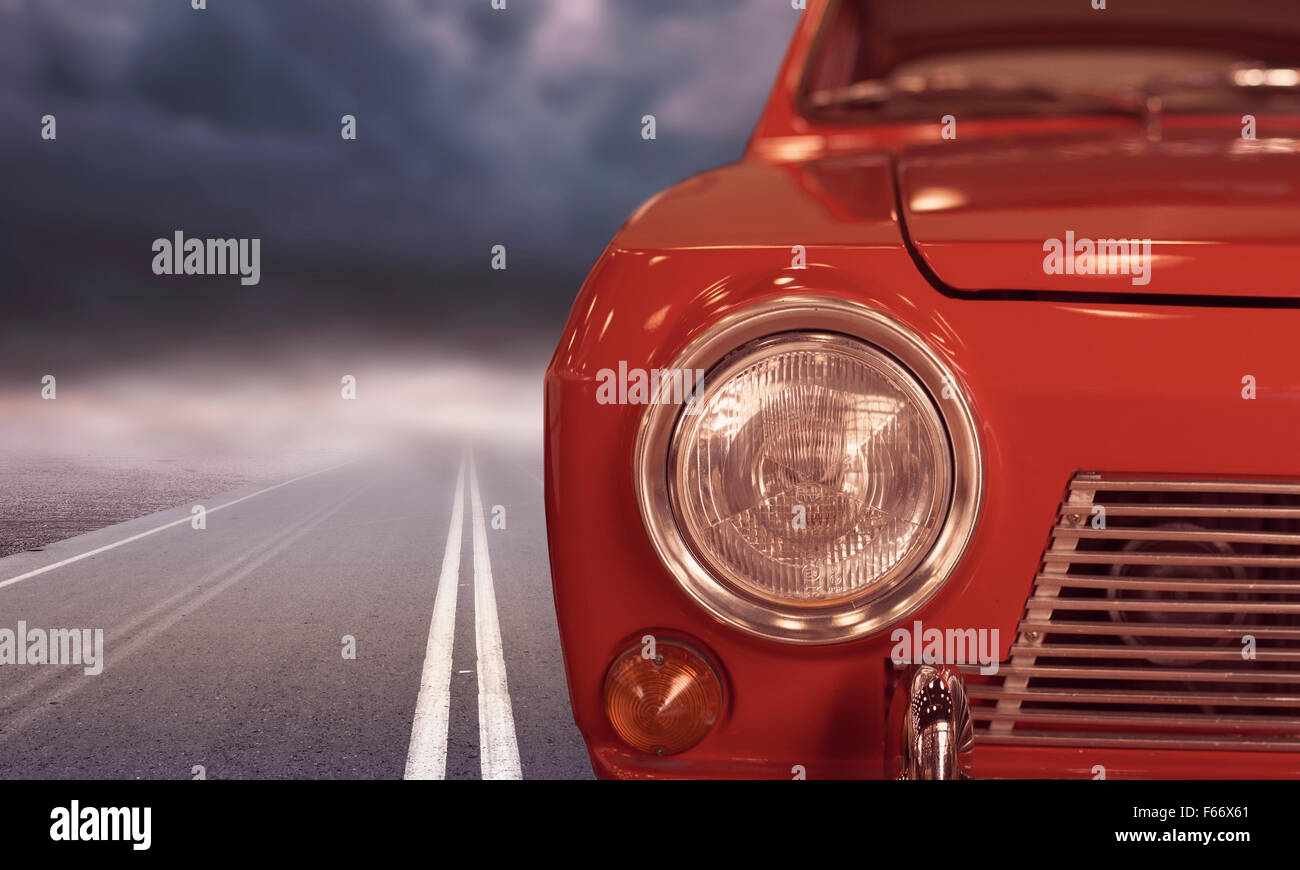 Roten Oldtimer auf dem asphalt Stockfoto