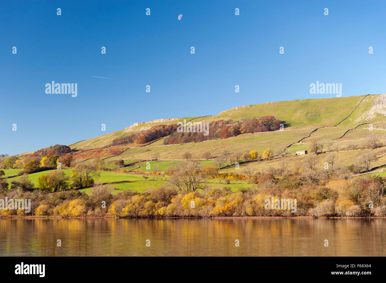 Herbstliche Spiegelungen im Semerwater, Wensleydale, North Yorkshire, UK. Stockfoto