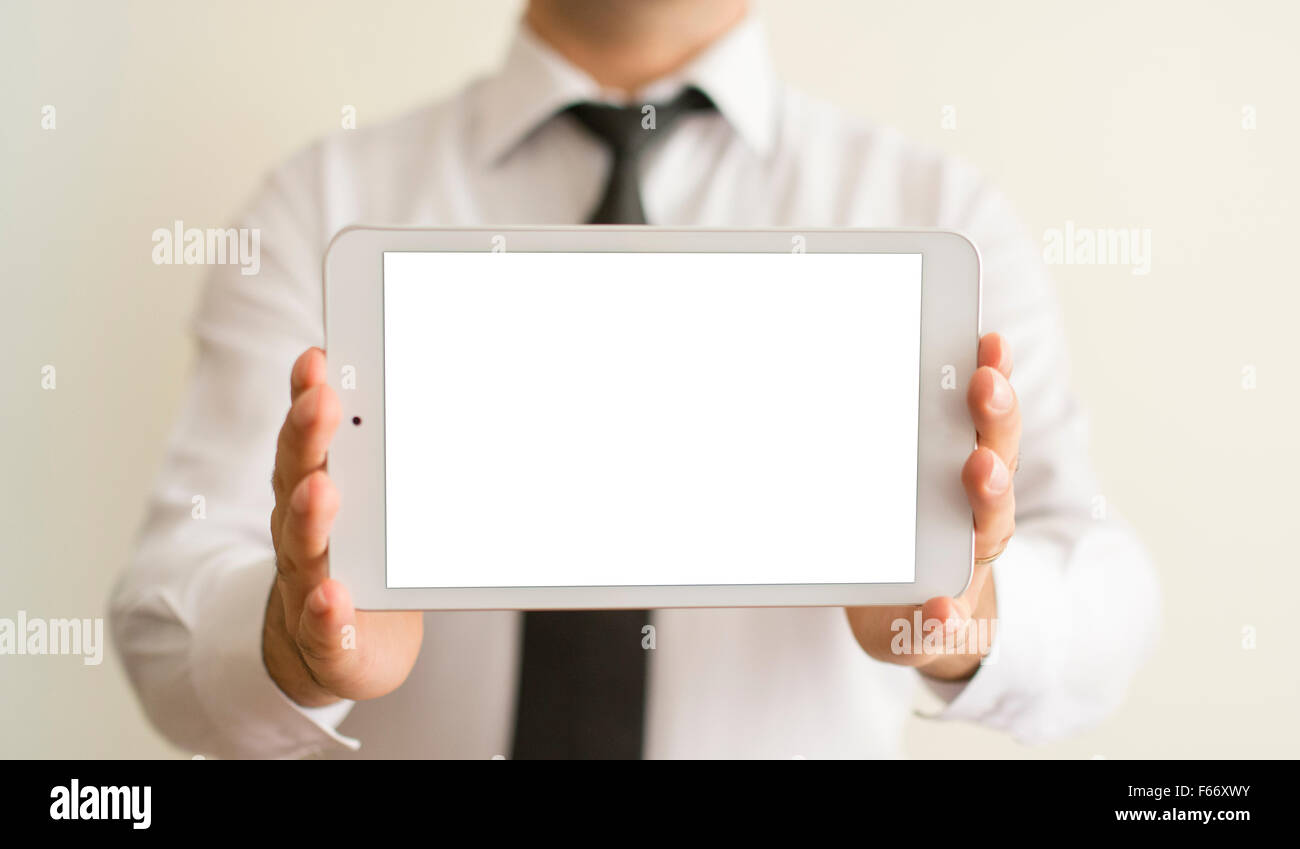 Mannhände halten eine weiße Tablette oder leere Seite Stockfoto