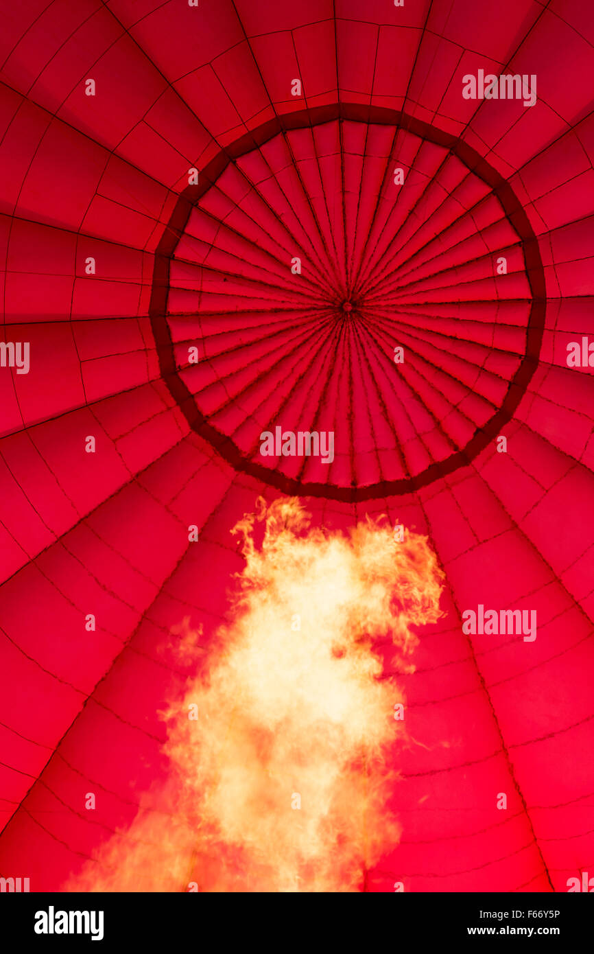 Gasflamme Heizung Heißluftballon um Aufstieg zu helfen. Stockfoto