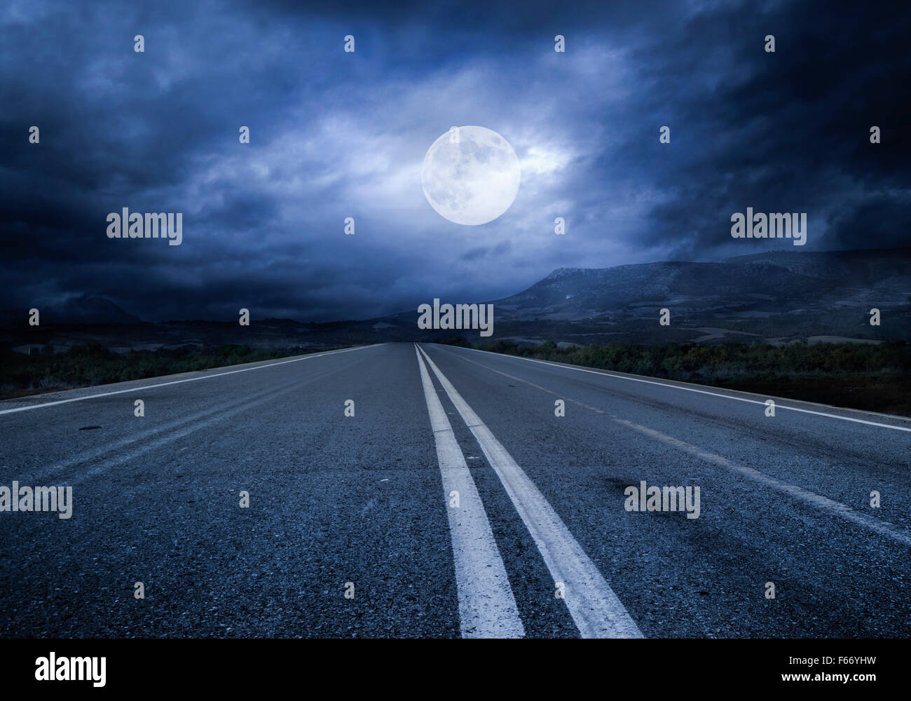 Die Straße im Mondlicht Stockfoto