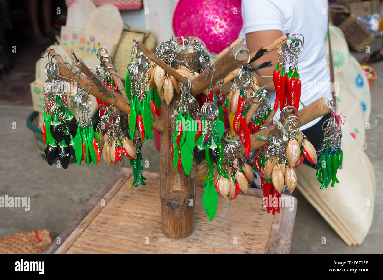 LEGAZPI, Philippinen - 1. Juni 2015: Traditionelle rote und grüne Chilischote Schlüsselanhänger Souvenirs in einem lokalen Souvenirshop. Siling Stockfoto