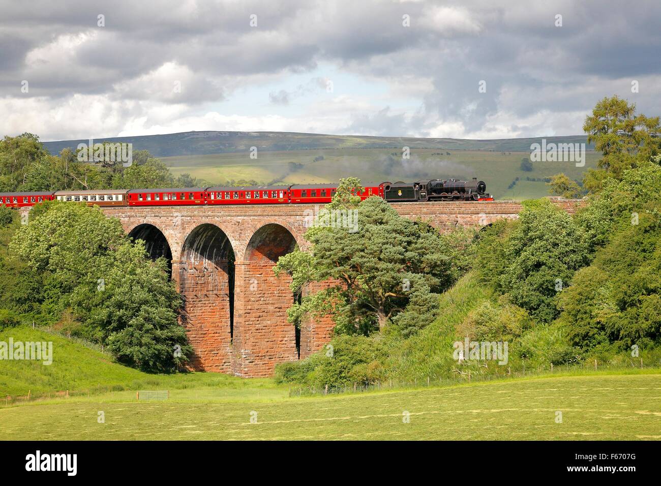 LMS Jubilee Klasse Leander Dampfzug auf der Settle Carlisle Eisenbahnlinie auf trockenen Beck-Viadukt, Armathwaite, Cumbria, England. Stockfoto