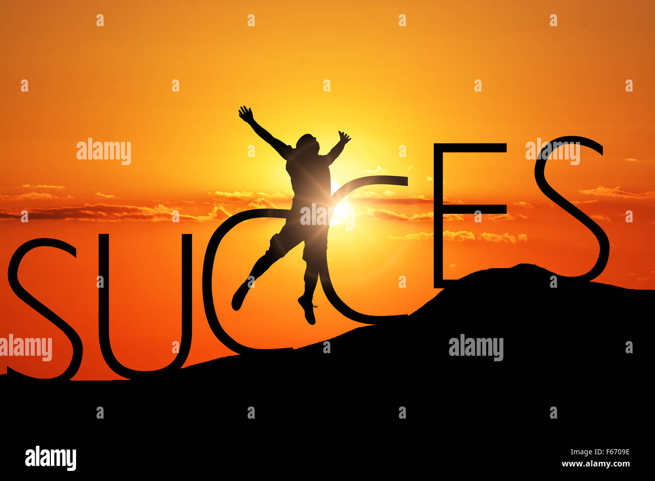 Glücklicher Mann springen auf dem Gipfel des Berges, Klippe bei Sonnenuntergang. Erfolg, Gewinner Stockfoto