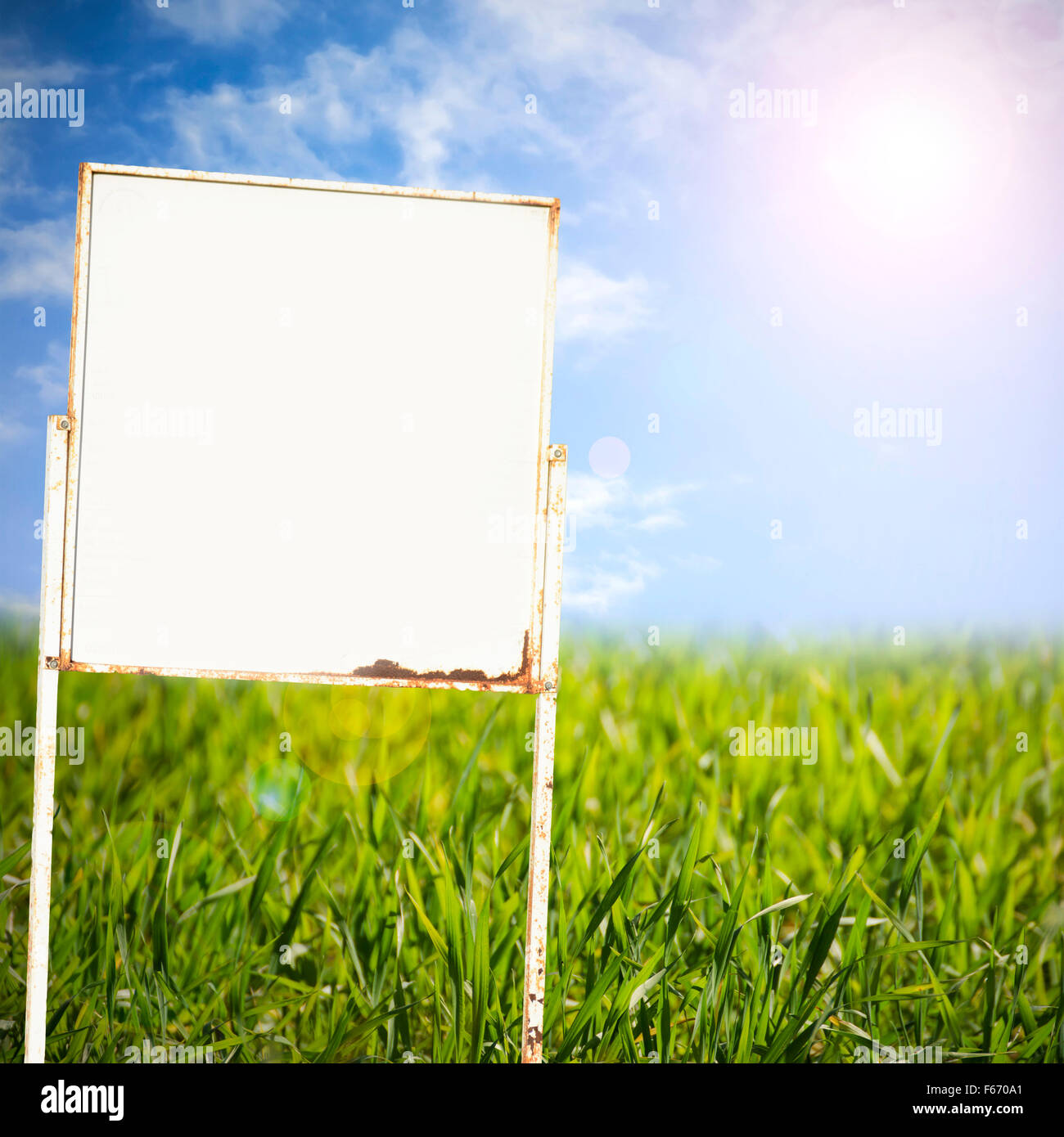 Leere Billboard auf wunderschöne Landschaft Stockfoto