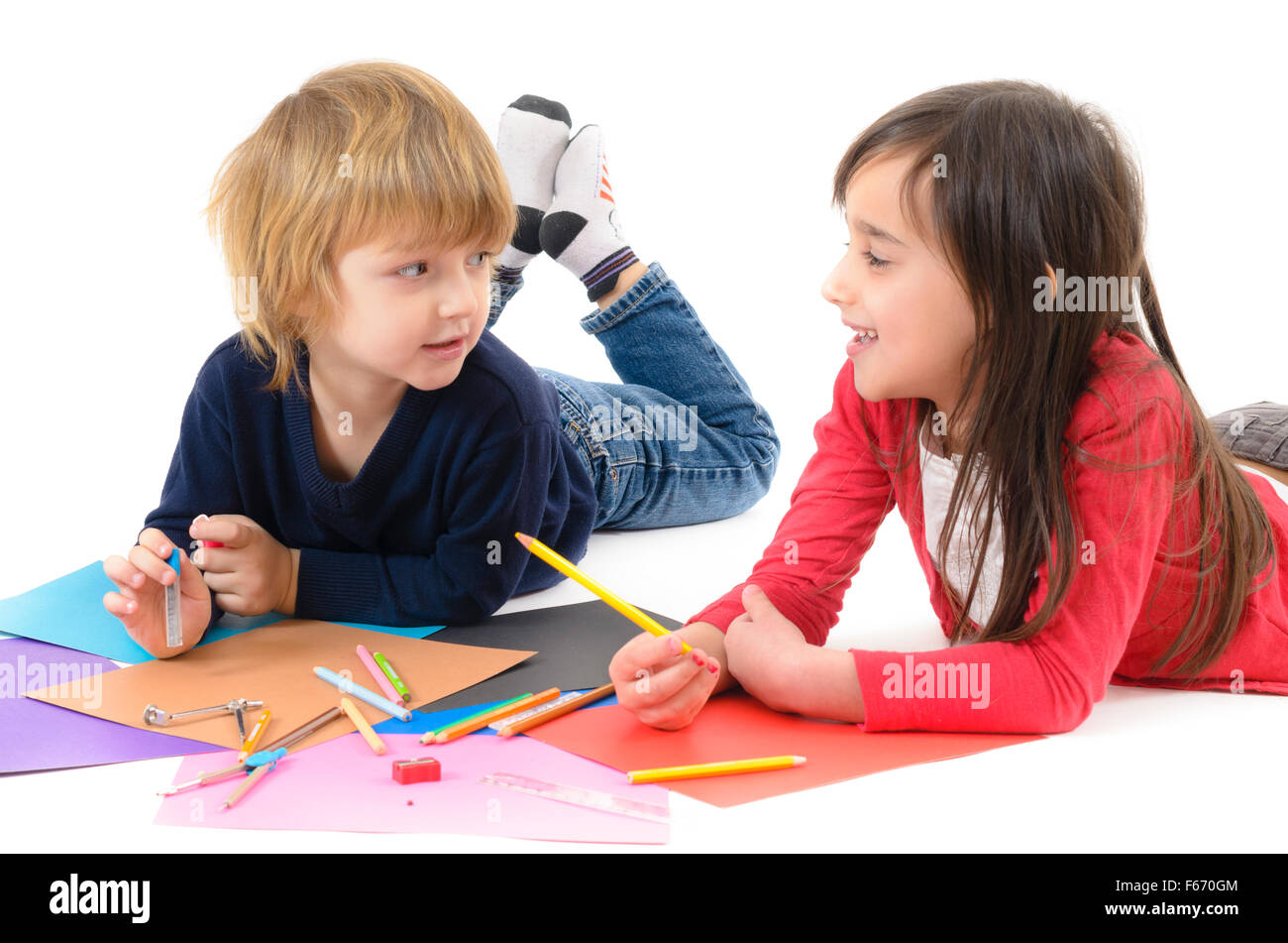Zwei glückliche Kinder Hausaufgaben isoliert auf weiss Stockfoto