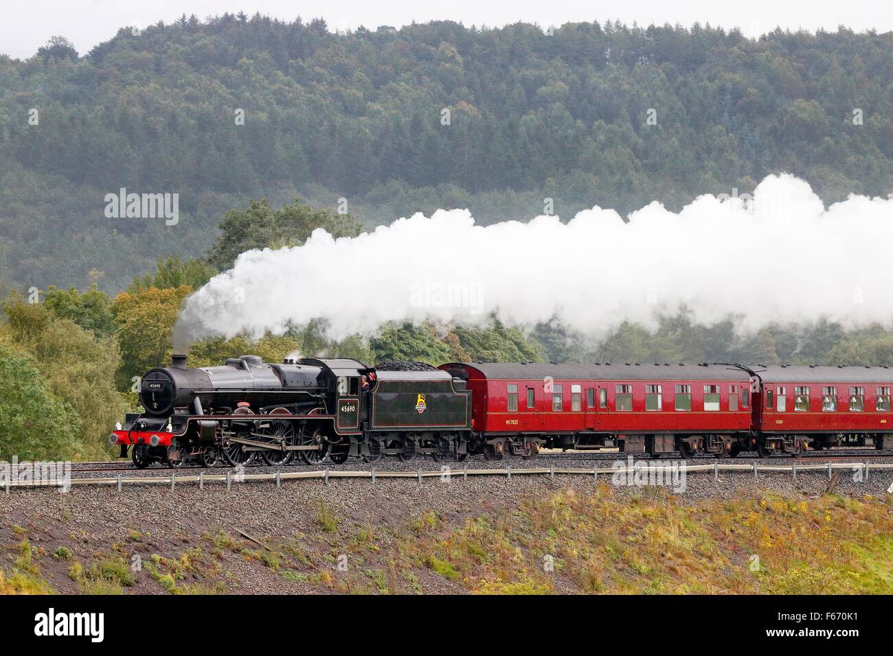 Dampf-Lokomotive LMS Jubilee Klasse Leander 45690 auf der Settle Carlisle Eisenbahnlinie in der Nähe von Lazonby, Eden Valley, Cumbria, England. Stockfoto