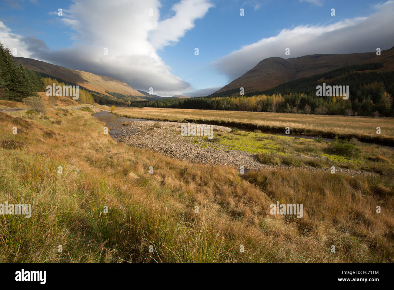 Glen Lochy, Schottland. Malerische herbstliche Aussicht auf den Fluss Lochy im Glen Lochy. Stockfoto