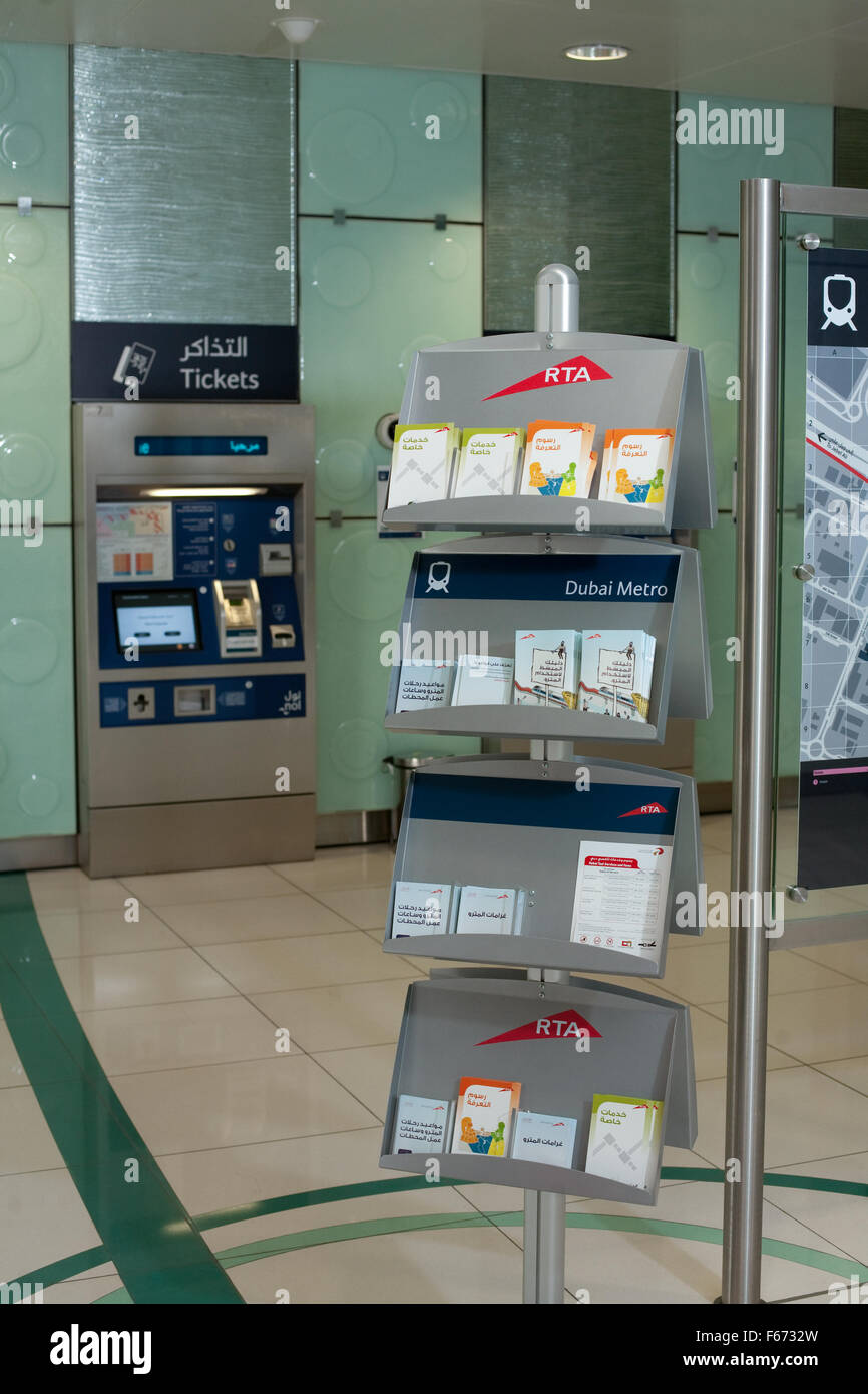 Dubai Metro Ticket Foyer zeigt Broschüre stand Stockfoto