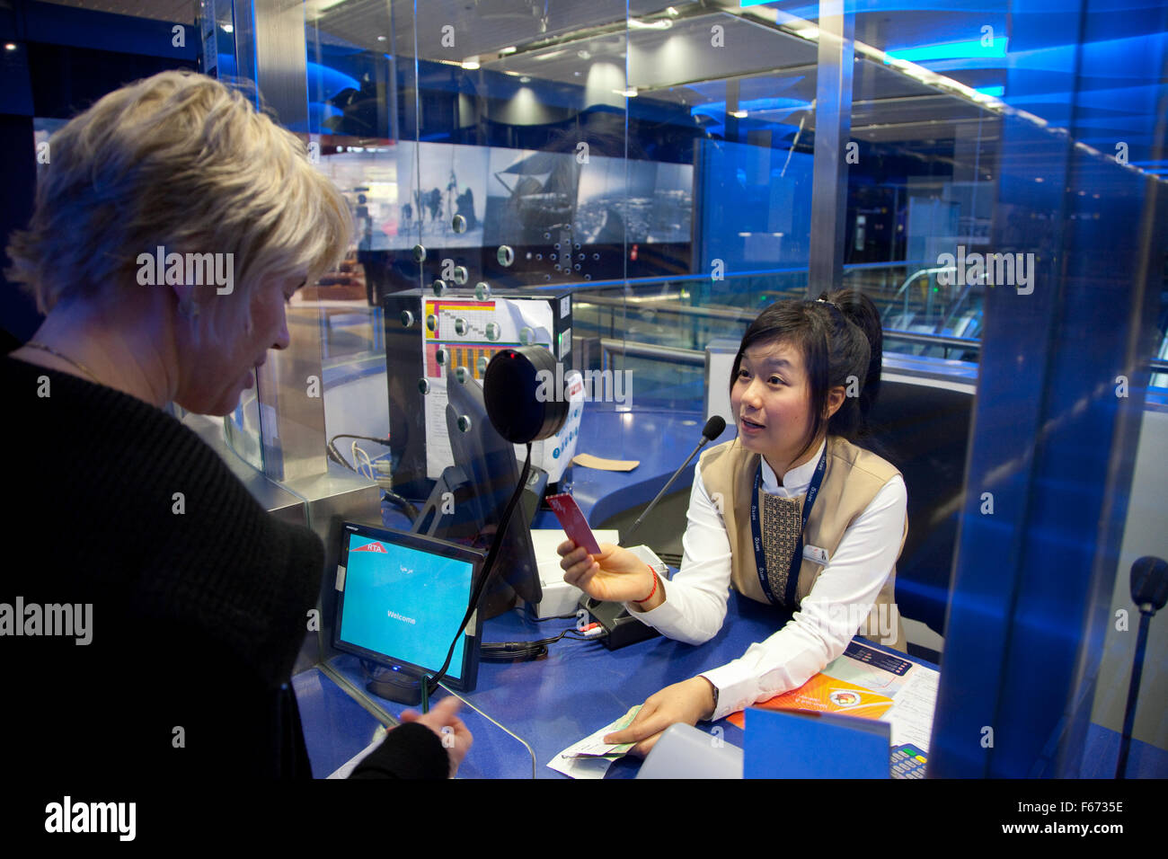 Dubai Metro Ticket Office zeigt weibliches Mitglied des Personals Stockfoto