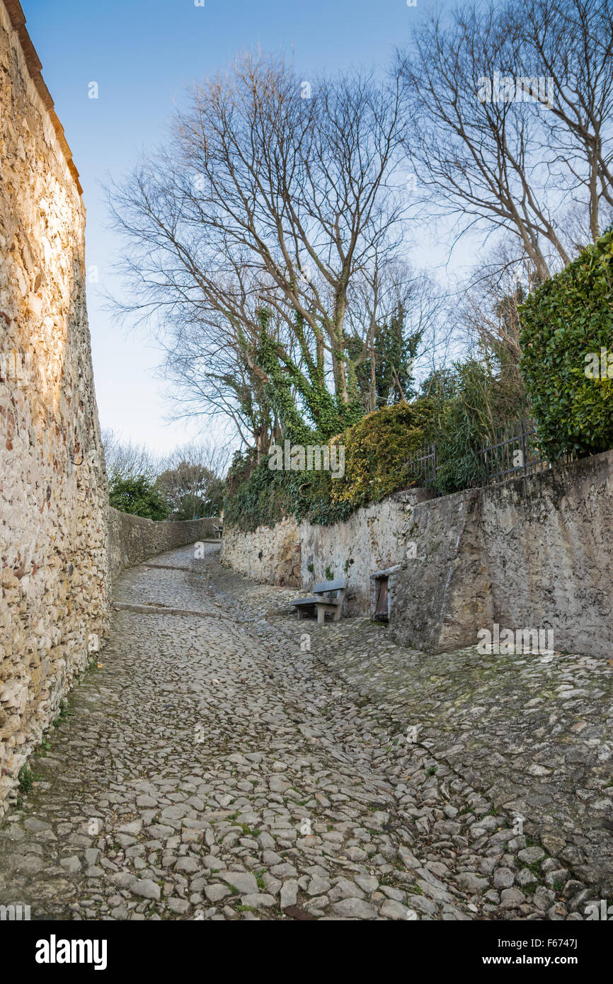 antiken mittelalterlichen Weg führt vom Dorf von Soave (Italien), die Burg auf dem Hügel Stockfoto