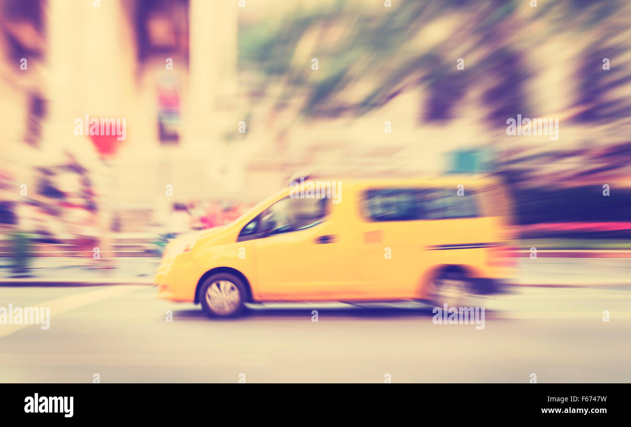 Vintage getönten Bewegung verwischt gelbes Taxi auf einer Straße. Stockfoto