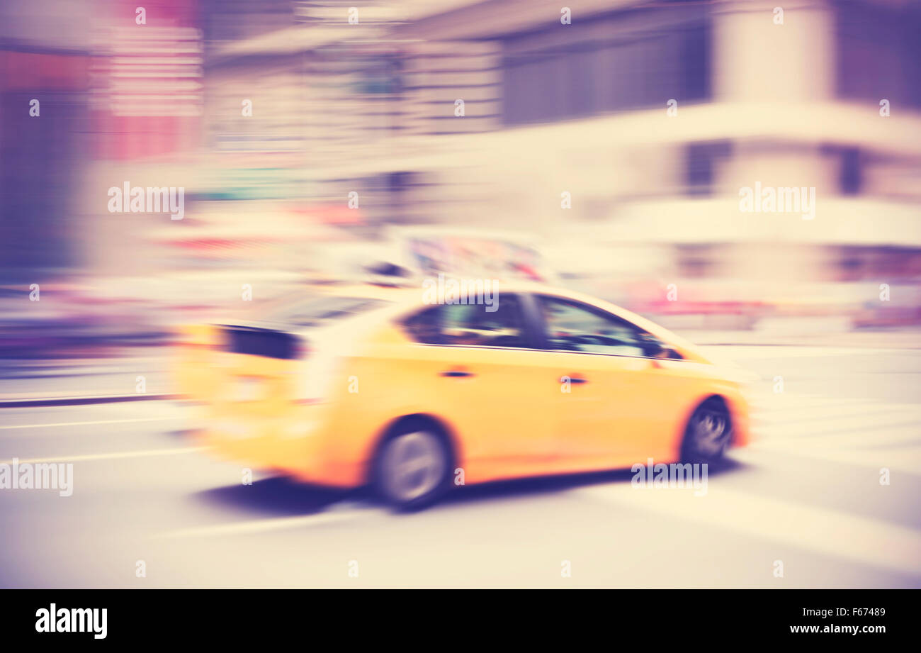 Vintage getönten Bewegung verwischt Taxi auf der Straße in New York, USA. Stockfoto