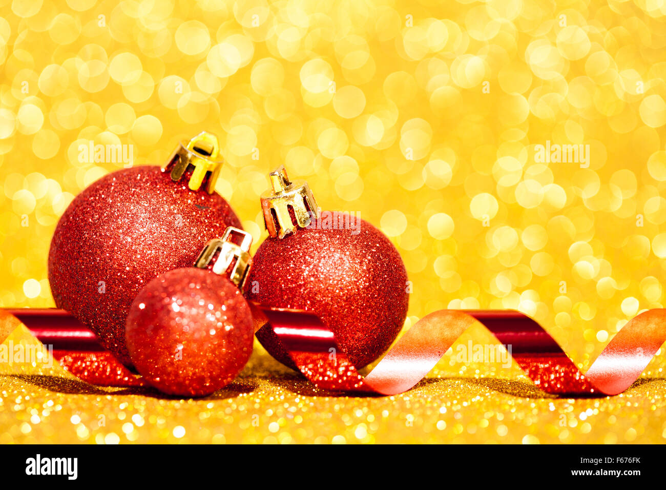 Weihnachtskugeln mit Band auf abstrakten Hintergrund Stockfoto