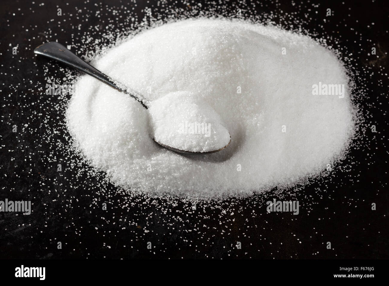 Zucker auf dunkle Oberfläche Stockfoto