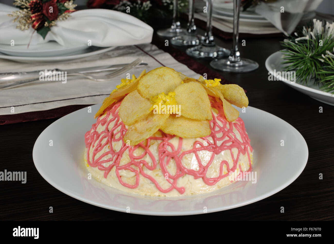 Multi-Schicht-Salat mit Mayonnaise mit den Blumen von chips Stockfoto