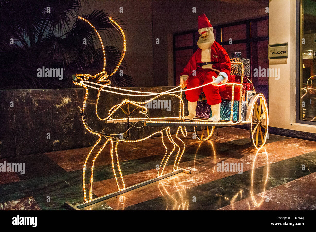 Weihnachtsmann auf seinem Schlitten vor einem Hotel in Dahab, Ägypten. Stockfoto