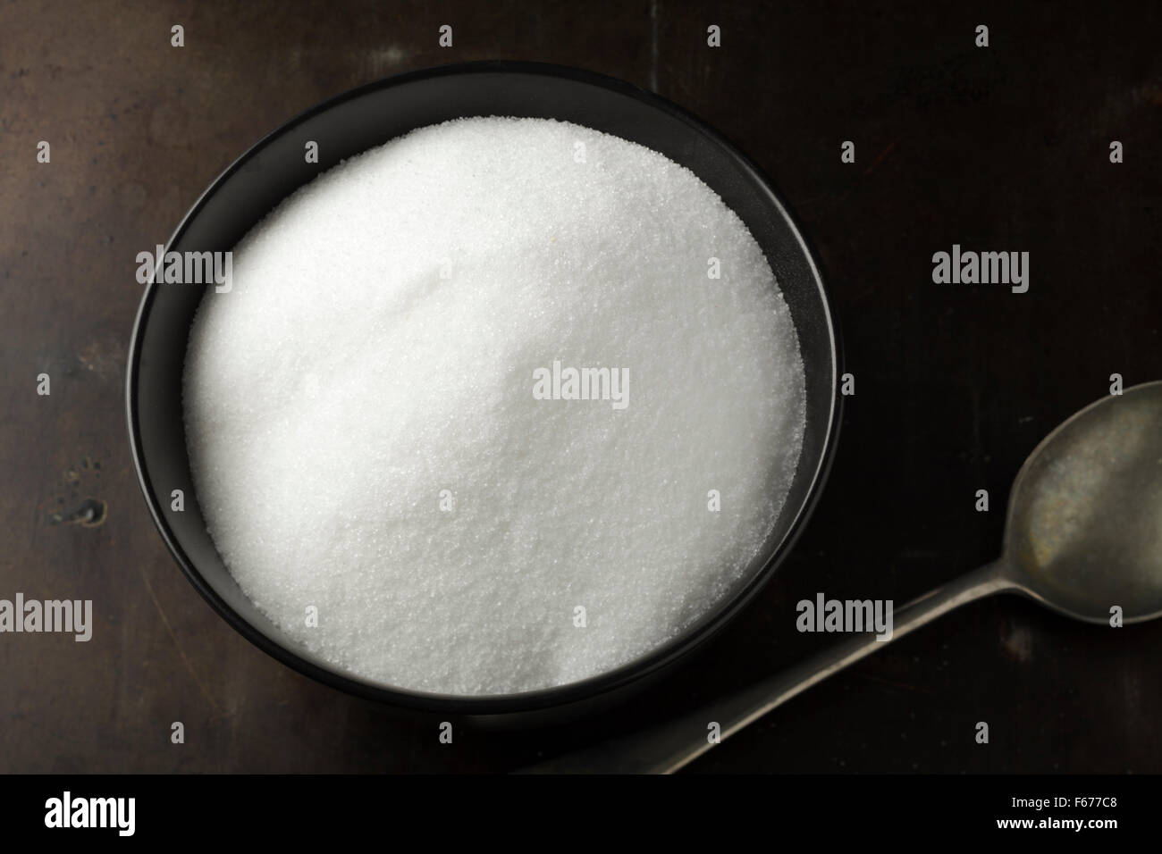 Zucker auf dunkle Oberfläche Stockfoto